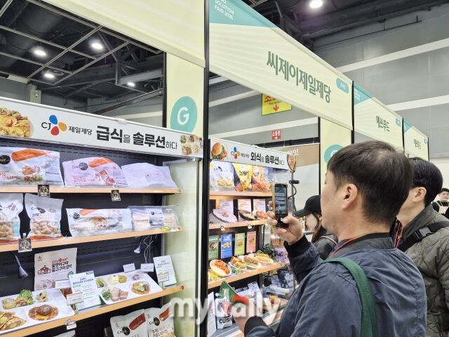 관람객이 전시된 식품과 간편 조리 상품을 직접 살펴보고 사진을 찌고 있다. /방금숙 기자