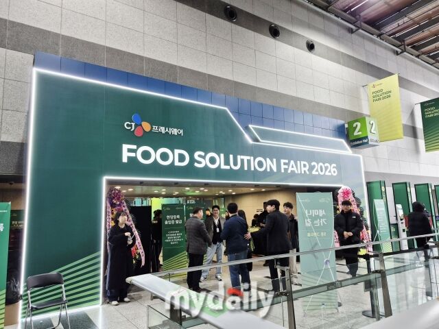 18일 서울 양재동 aT센터에서 열린 CJ프레시웨이 푸드 솔루션 페어 2026 입구로 참가자들이 들어서고 있다. /방금숙 기자