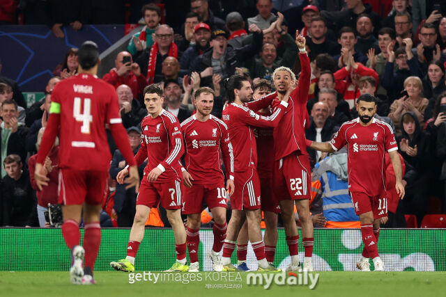 리버풀 선수들이 19일 갈라타사라이와 경기에서 득점 후 함께 기뻐하고 있다. /게티이미지코리아