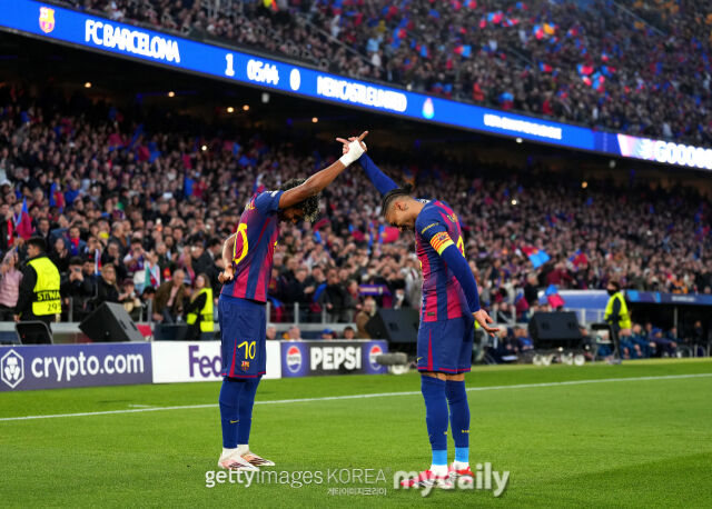 골 뒤풀이를 하는 야말(왼쪽)과 하피냐. /게티이미지코리아