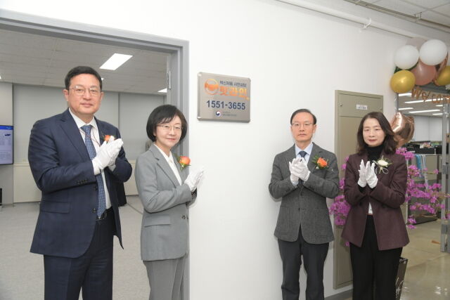 오유경 식약처장(왼쪽에서 두번째)이 혁신제품 사전상담 핫라인 개통식에 참석한 모습. /식품의약품안전