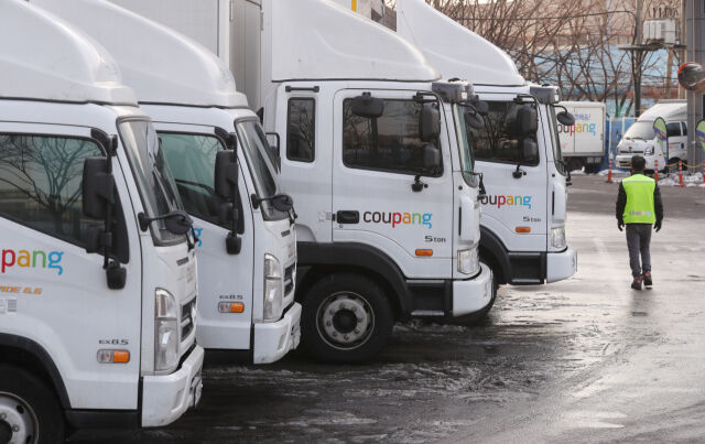 서울 쿠팡 서초1캠프에 운송차량이 대기하고 있다. /뉴시스
