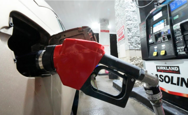 미국 펜실베이니아주의 한 주유소에서 주유하고 있는 차량 /뉴시스