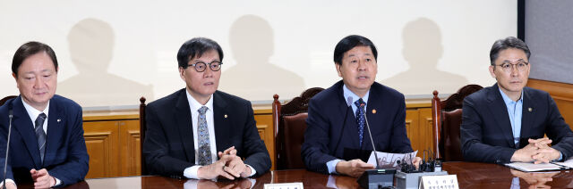 구윤철 경제부총리가 19일 오전 서울 중구 은행회관에서 열린 확대거시경제금융회의에서 모두발언을 하고 있다. 왼쪽부터 이찬진 금융감독원장, 이창용 한국은행 총재, 구윤철 경제부총리, 권대영 금융위원회 부위원장./뉴시스