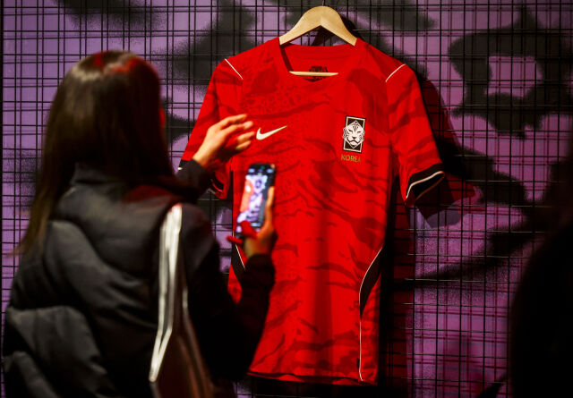  19일 서울 강남역 인근에 설치된 나이키 몰입형 체험공간 '발톱의 역습'에 2026년 대한민국 축구 국가대표팀 홈 유니폼이 공개되어있다. /뉴시
