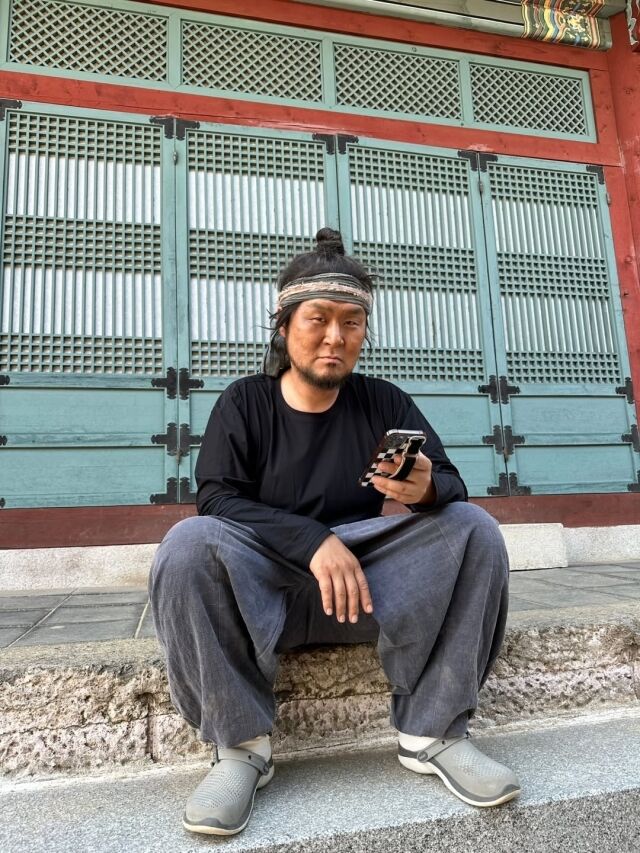 윤경호가 작품 개봉을 앞두고 비하인드 사진을 공개했다. / 윤경호 SNS