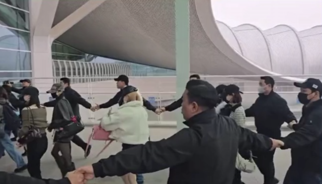 하츠투하츠가 공항에서 '강강술래식' 경호를 받으며 출국했다. / 온라인 커뮤니티