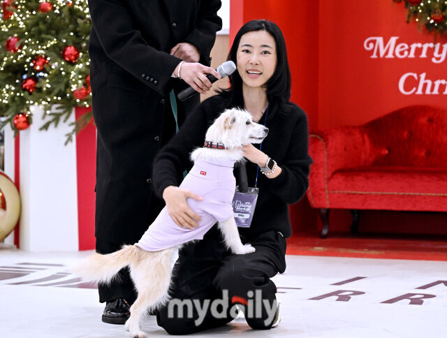 김효진 도그어스플래닛 대표가 유기견 입양 캠페인 ‘리홈마켓’에서 유기견을 소개하고 있다. /송일섭 기자