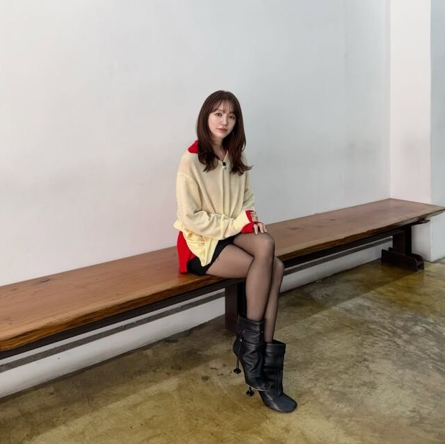 윤은혜가 여리여리한 데일리룩으로 시선을 사로잡았다. / 윤은혜 SNS