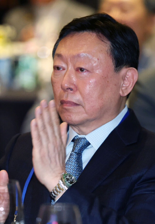 신동빈 롯데그룹 회장이 19일 오전 서울 송파구 시그니엘 서울에서 열린 2026 동계올림픽 대한민국 스키·스노보드 국가대표 선수단 격려 행사에서 선수들의 영상을 보며 눈물을 흘리고 있다. /뉴시스