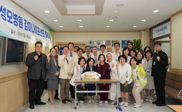 19일 오전 서울성모병원 감마나이프센터 축복식에 참석한 주요 보직자와 교직원들이 기념 촬영을 하고 있다. /서울성모병원