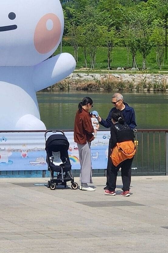 홍상수 감독과 배우 김민희의 목격담/온라인 커뮤니티