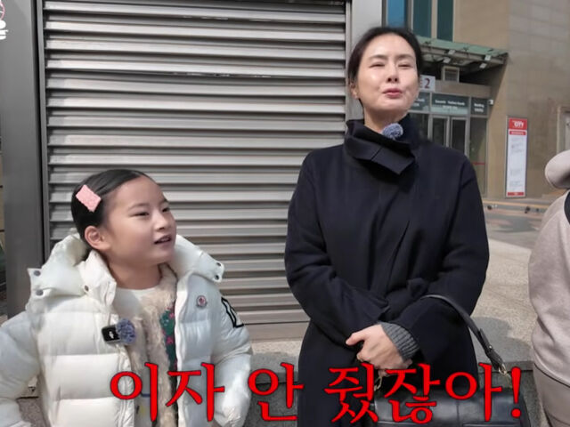 최정윤과 딸은 투닥거리며 크레페를 먹기 위해 줄을 섰다. / 유튜브 '투잡뛰는 최정윤'