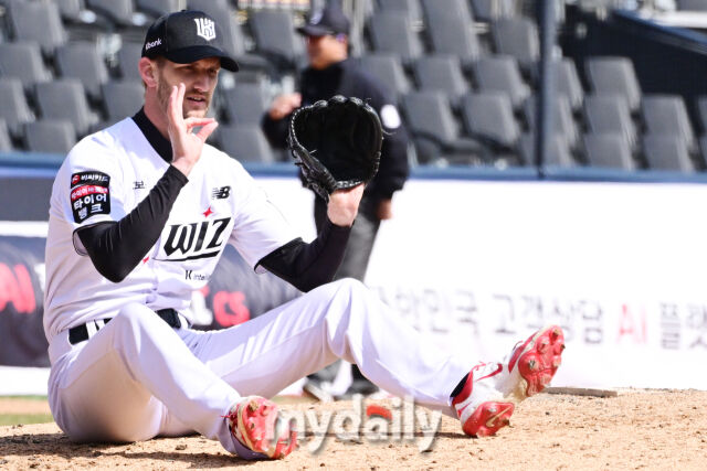 KT 선발 보쉴리가 5회초 김건희의 강습타구에 놀라 넘어진 뒤 김건희와 김현수를 바라보며 괜찮다는 사인을 보내고 있다.