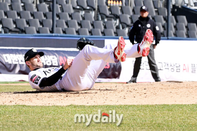 KT 선발 보쉴리가 김건희의 타구에 놀라 투수 마운드에 쓰러지고 있다.