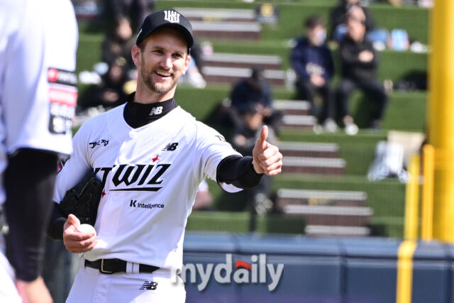 KT 보쉴리가 자신에게 미안함을 표시하는 김건희를 바라보며 엄지를 치켜 세우고 있다.