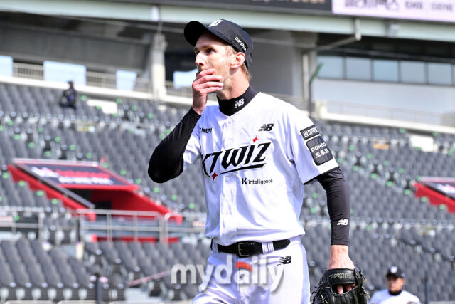 아찔했던 5회초를 끝낸 KT 보쉴리가 놀란 표정을 지으며 더그아웃으로 향하고 있다.