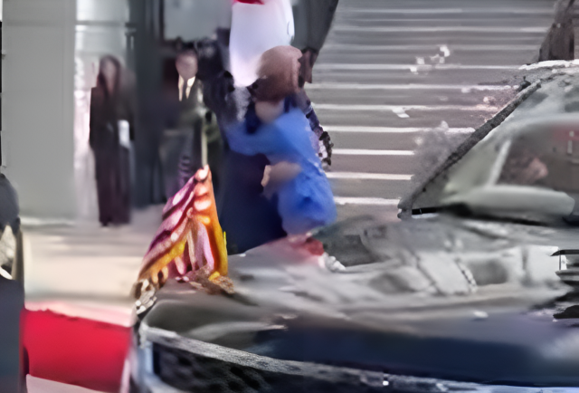 차에서 내린 다카이치 총리는 트럼프 대통령과 격렬한 포옹으로 친밀감을 표시했고, 그의 팔을 만지며 안부를 물었다. /백악관 X