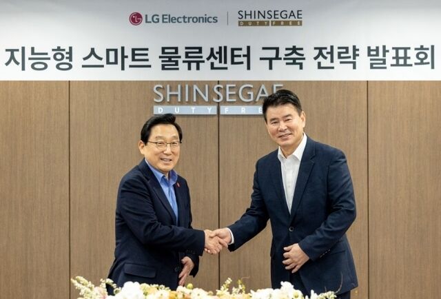 이석구 신세계디에프 대표이사(왼쪽)과 정대화 LG전자 생산기술원장. /신세계디에프