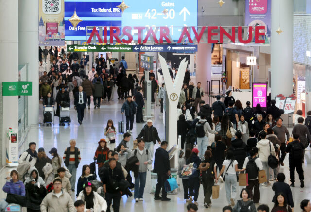 인천국제공항 제1여객터미널 면세구역에서 여행객들이 이동하고 있다. /뉴시스
