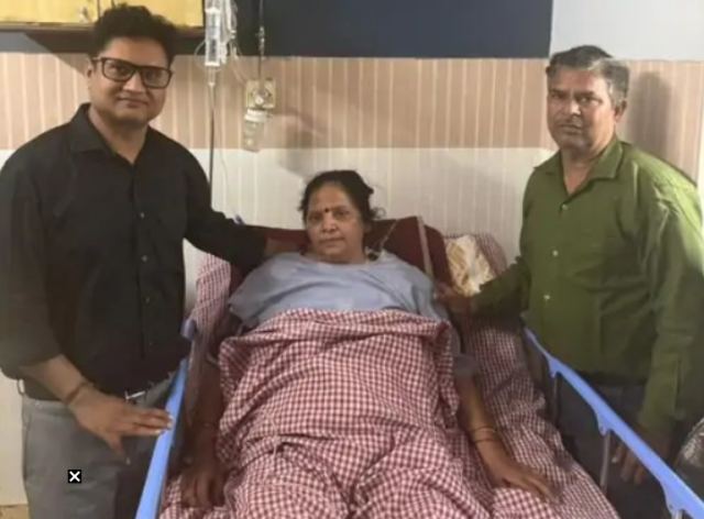 뇌사 판정을 받았던 인도 50대 여성이 장례식장으로 향하던 중 기적적으로 소생 해 화제다./ X 캡처