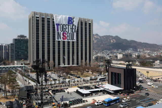 방탄소년단(BTS) 컴백 광화문 공연 축하하는 대형 현수막 "BE TOGETHER IN SEOUL"이 20일 서울 종로구 정부종합청사 외벽에 설치되고 있다. /뉴시스