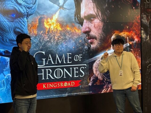 문준기 사업본부장(왼쪽), 장현일 총괄 PD가 20일 지타워에서 열린 ‘왕좌의 게임: 킹스로드’ 미디어 시연회에서 포토 타임을 갖고 있다. /박성규 기자