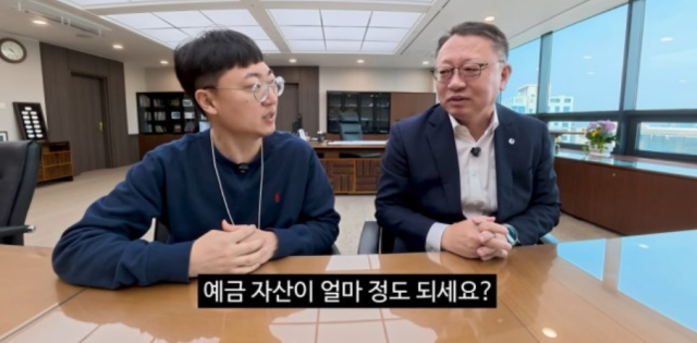 20일 김선태는 자신의 유튜브 채널을 통해 첫 번째 광고 영상인 우리은행 홍보 편을 공개하며 압도적인 파급력을 과시했다. 오른쪽은 정진완 우리은행장. /유튜브 채널 '김선태'