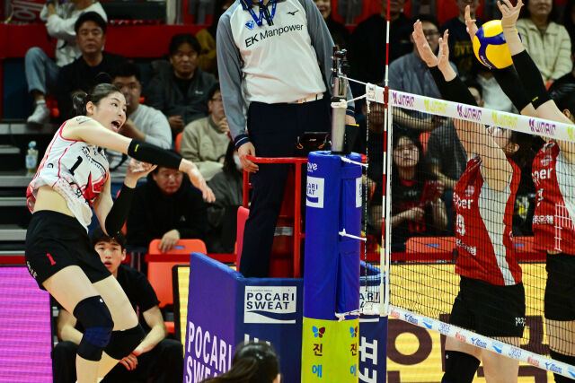 정관장 인쿠시가 강력한 공격을 시도하고 있다. / 한국배구연맹(KOVO)