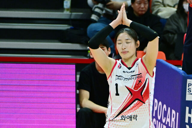 정관장 인쿠시가 실책을 범한 뒤 아쉬워 하고 있다. / 한국배구연맹(KOVO)
