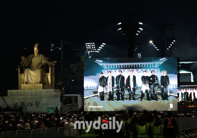 2026년 3월 21일 오후 서울 광화문 광장에서 방탄소년단 'BTS 컴백 라이브: ARIRANG' 공연이 열렸다. 세종대왕 동상 옆에서 방탄소년단(BTS)이 공연하고 있다. / 유진형 기자(zolong@mydaily.co.kr)