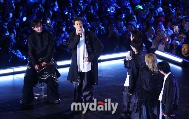공연 전 부상을 당한 멤버 RM이 깁스 한 채 무대에서 멤버들과 이야기를 나누고 있다. / 한국온라인사진기자협회 공동취재단
