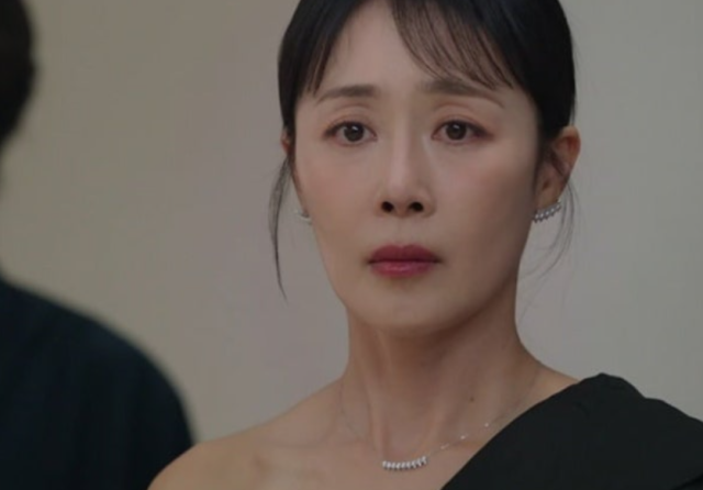 톱 여배우를 둘러싼 무성한 소문과 오해가 풀리는 과정에서 문정희는 밀도 높은 감정 연기로 시청자들의 몰입감을 극대화했다./JTBC 토일드라마 ‘미혼남녀의 효율적 만남’