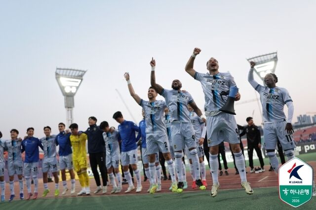 무고사(오른쪽에서 두 번째)가 인천 동료들과 함께 승리를 기뻐하고 있다./한국프로축구연맹