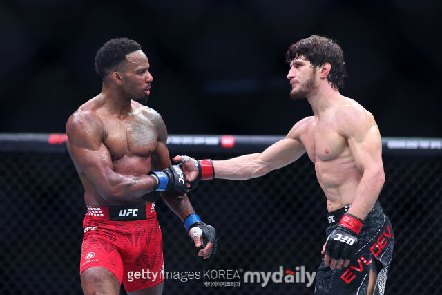 경기를 마친 후 악수를 하는 예블로예프(오른쪽)와 머피. /게티이미지코리아