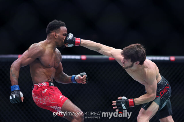 예블로예프(오른쪽)가 22일 머피와 경기에서 펀치를 적중하고 있다. /게티이미지코리아