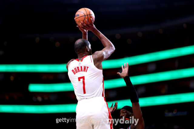 풀업 점퍼를 날리는 듀런트(왼쪽). /게티이미지코리아