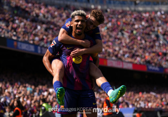 아라우호(앞)가 22일 바예카노와 경기에서 골을 터뜨린 후 기뻐하고 있다. /게티이미지코리아