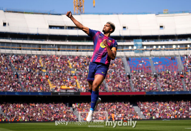 골을 잡아낸 뒤 날아오른 아라우호. /게티이미지코리아