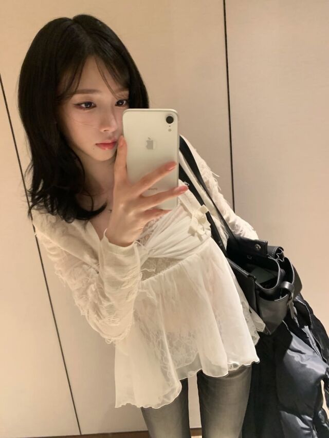 카리나가 팬심을 저격하는 '여친짤'을 공개했다. / 카리나 SNS