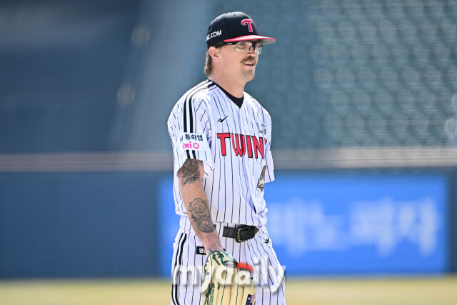 23일 서울 잠실야구장에서 열린 '2026 신한 SOL BANK KBO리그' LG 트윈스와 키움 히어로즈 시범경기. LG 선발 웰스가 1회초 수비를 마치고 더그아웃으로 들어서고 있다./잠실=한혁승 기자 hanfoto@mydaily.co.kr