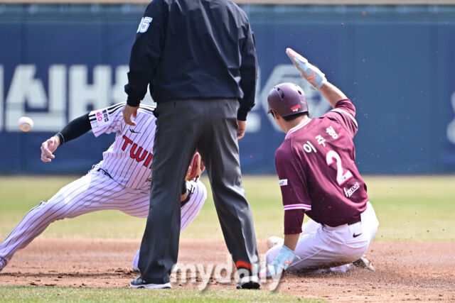 23일 서울 잠실야구장에서 열린 '2026 신한 SOL BANK KBO리그' LG 트윈스와 키움 히어로즈 시범경기. 키움 이주형이 3회초 2사 1루에 도루를 성공하고 있다./잠실=힌혁승 기자 hanfoto@mydaily.co.kr