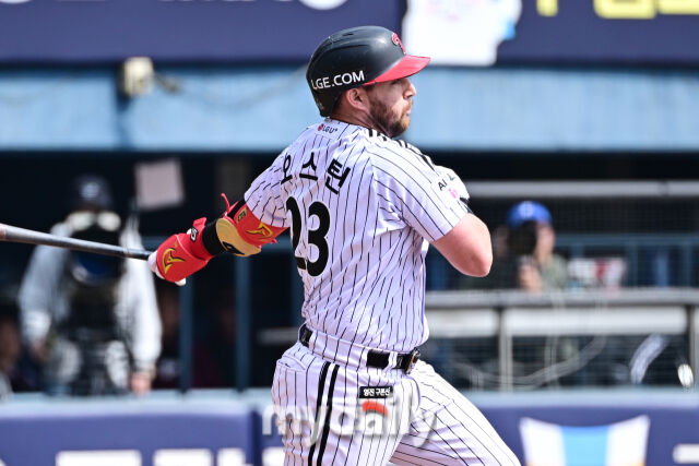 23일 서울 잠실야구장에서 열린 '2026 신한 SOL BANK KBO리그' LG 트윈스와 키움 히어로즈 시범경기.<br><br>LG 오스틴이 4회말 2사 3루에 1타점 적시타를 치고 있다./마이데일리