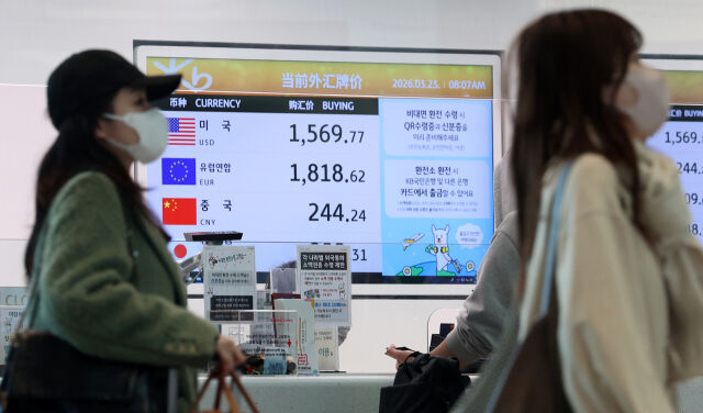 원·달러 환율이 1500원대를 보이고 있는 23일 오전 인천국제공항 제2여객터미널 공항 환전소에 원·달러 등 각국 환율이 표시되어 있다./뉴시스