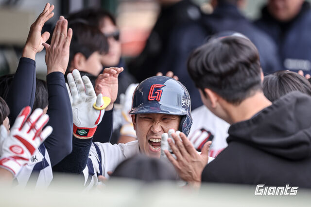 유강남과 롯데 선수들./롯데 자이언츠