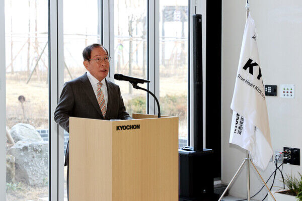 지난해 3월 13일 교촌그룹 창립 34주년 기념식에서 권원강 회장이 창립기념사를 전하고 있다. /교촌그룹