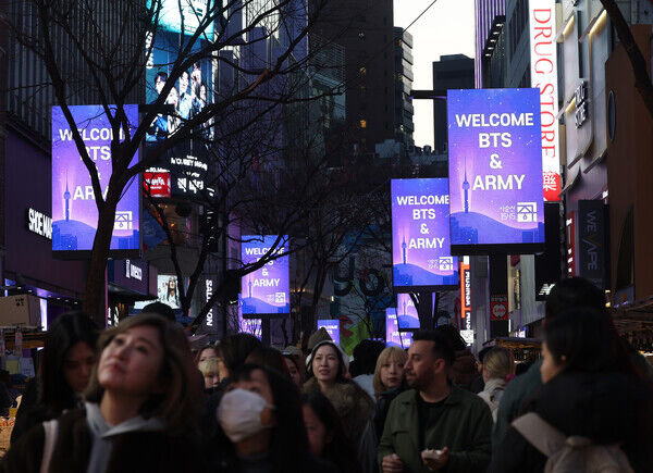 방탄소년단(BTS)의 컴백 공연을 이틀 앞둔 19일 오후 서울 중구 명동 거리에서 BTS와 팬클럽 아미를 환영하는 메시지 영상이 미디어 폴을 통해 송출되고 있다. /뉴시스