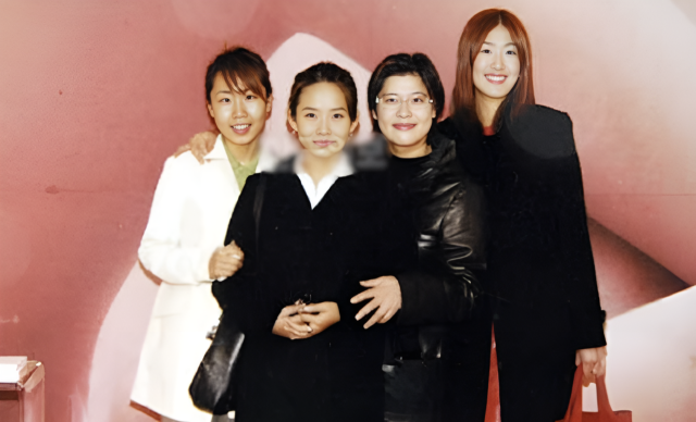 과거 개그우먼 정선희, 배우 故 최진실, 개그우먼 이영자, 모델 홍진경(왼쪽부터) 등은 오랜 우정을 이어온 연예계 절친으로 꼽혔다./tvN STORY '남겨서 뭐하게'