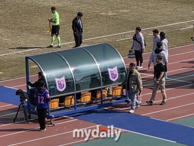 2026년 3월 21일 파주스타디움에서 열린 파주 프런티어와 전남 드래곤즈의 '하나은행 K리그2 2026' 4라운드 경기. 전남 코칭스태프와 파주 장내 아나운서가 충돌했다./파주스타디움=노찬혁 기자