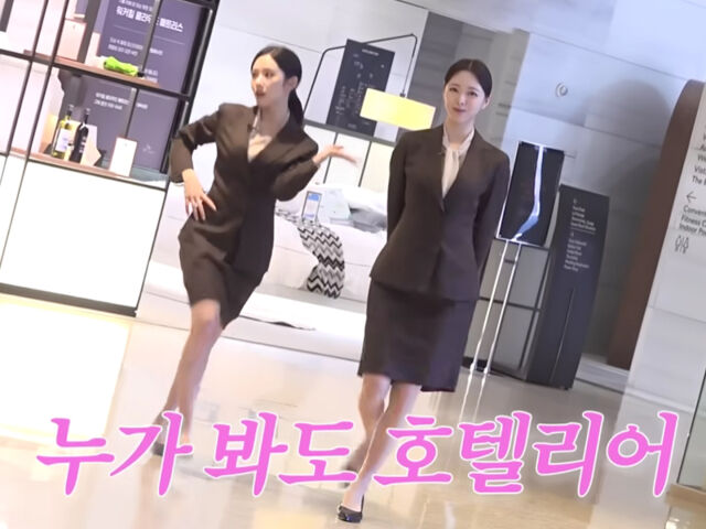 유나와 지원이 유니폼을 입고 완벽한 몸매를 뽐냈다. / 유튜브 '워크돌'